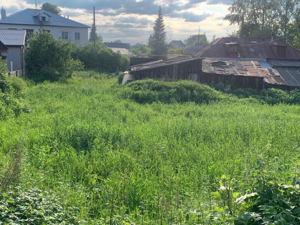 СРОЧНО!!!! Продам дом в пос. Монетном с шикарным местом расположения. В шаговой доступности: поликлиника, 2 дет. сада, школа №10, музыкальная школа, спортивный комплекс, стадион, магазины и остановка общественного транспорта где каждый пол часа ходят автобусы и маршрутные такси до Екатеринбурга и Бе